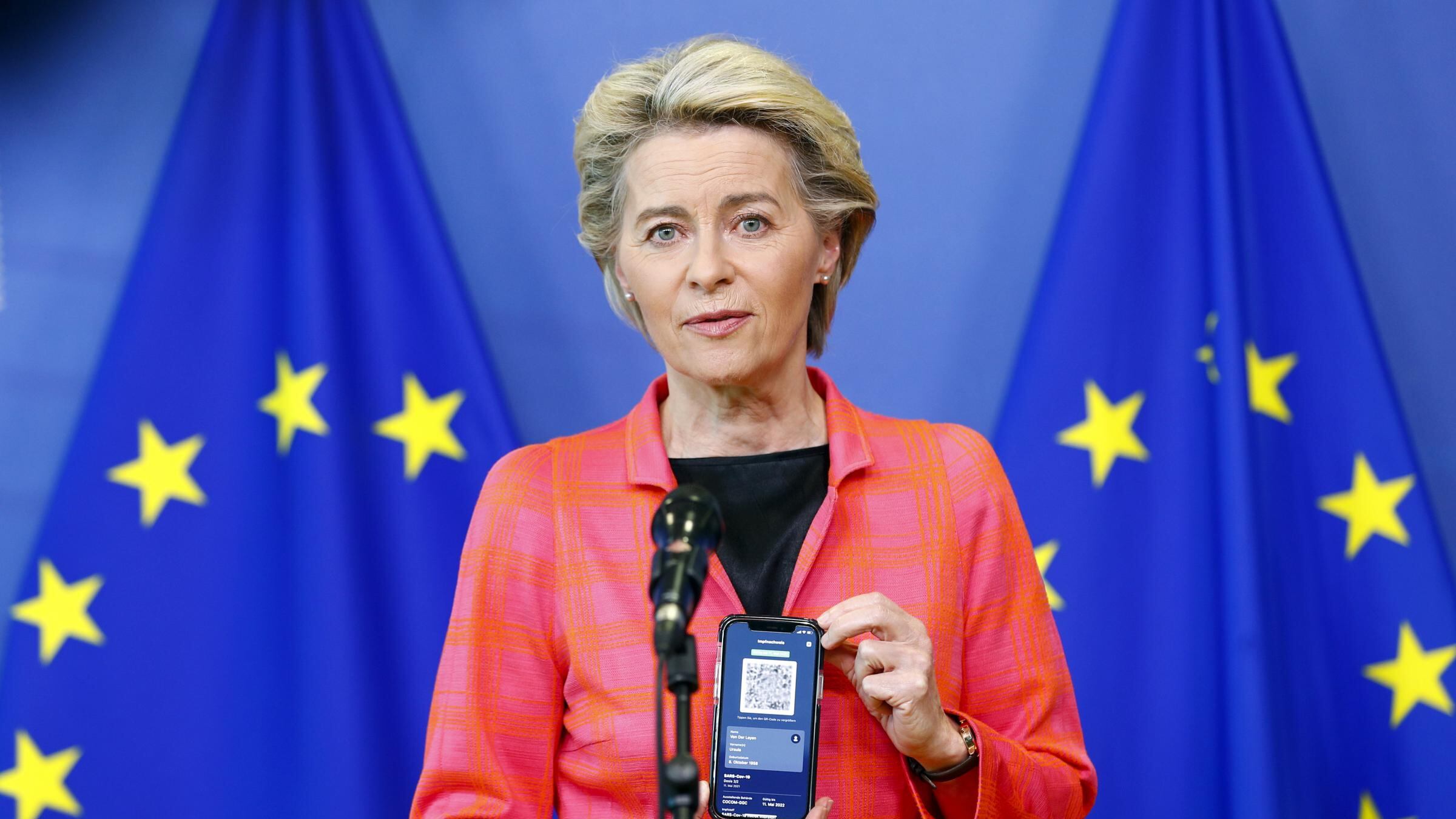 Domani entra in vigore il green pass europeo. Per le regole di Bruxelles una dose non basta