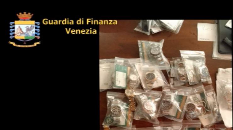 Maxi frode doganale di orologi di lusso: 4 arresti