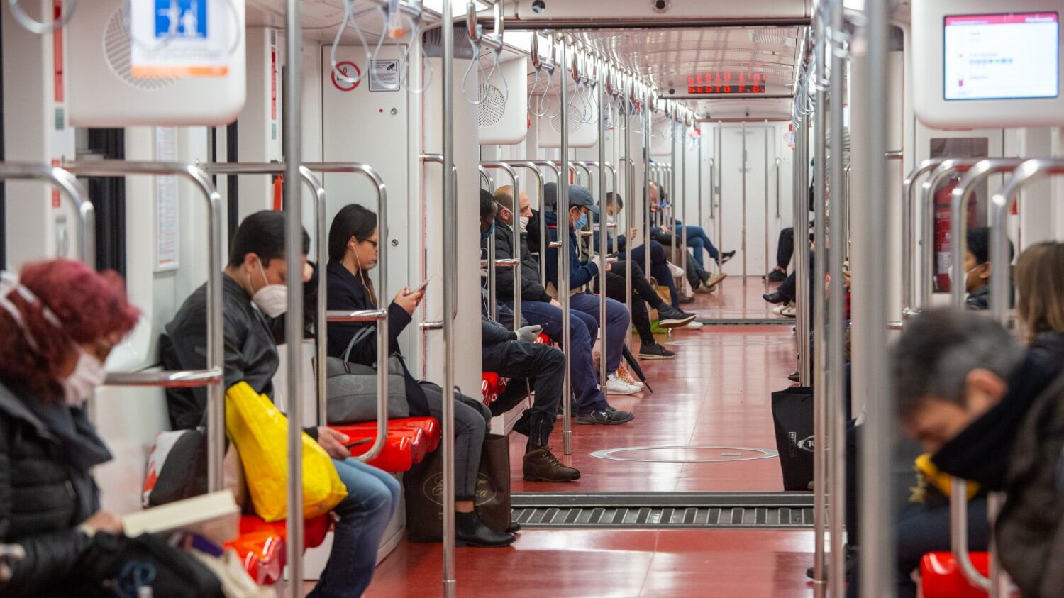 "Attenzione, devi stare qui..." Cosa cambia in metropolitana