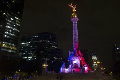 In tutto il mondo la solidarietà per Parigi si tinge del tricolore francese 3