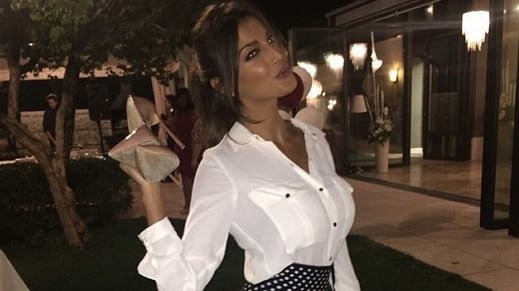 Cristina Buccino, scalza è meglio: tacchi a spillo out per una notte