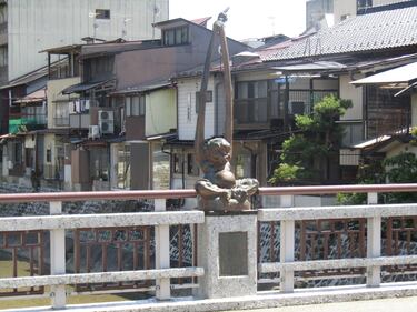 A Takayama, sul ponte dei "mostri" a difesa della tradizione 1