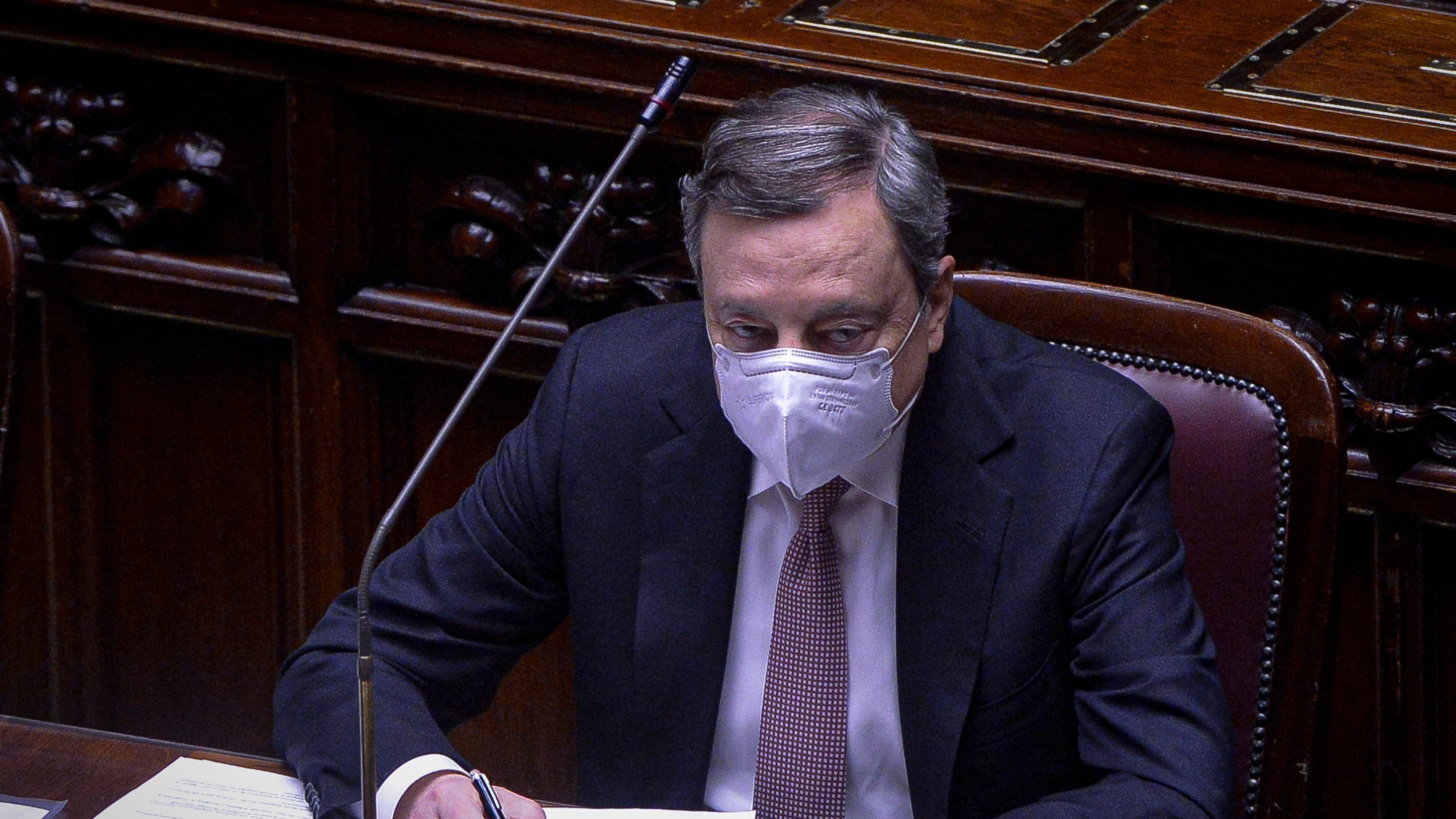 Rincari, Draghi accelera e "protegge" l'energia. Materie prime, è stretta