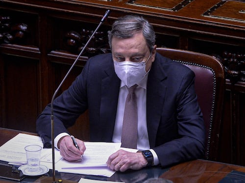 Rincari, Draghi accelera e "protegge" l'energia. Materie prime, è stretta