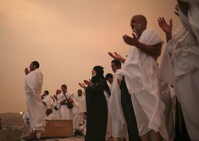 Fedeli musulmani in preghiera nella Pianura di Arafat 19