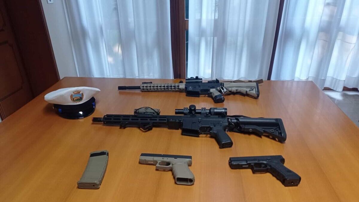 Armi finte, tuta mimetica e posto di blocco: 15enni si fingono militari per una challenge sui social