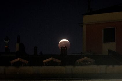 L'eclissi lunare tra i palazzi di Milano 2