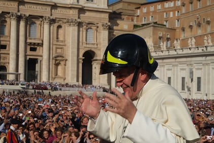 Il Papa indossa il casco da pompiere 2