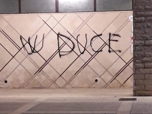 Bitetto, scrive sui muri "W Duce" dopo la cittadinanza onoraria a Liliana Segre