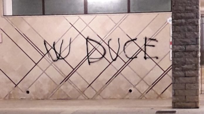 Bitetto, scrive sui muri "W Duce" dopo la cittadinanza onoraria a Liliana Segre