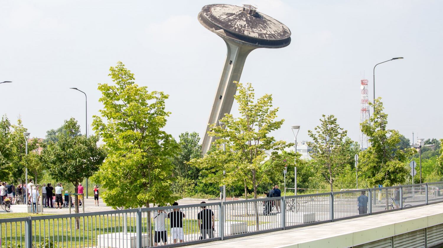 L'assessore si vanta per la torre abbattuta. Ma il quartiere aspetta il restyling da 10 anni