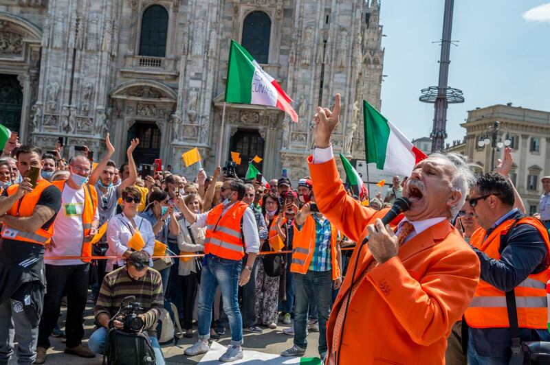 I Gilet arancioni in piazza Duomo 2