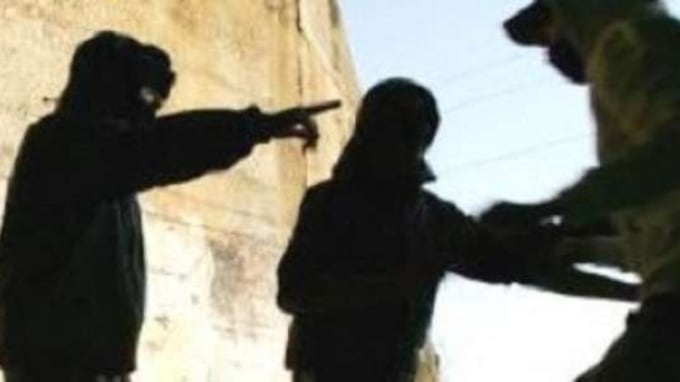 Pakistani stuprano e torturano 19enne in un centro per rifugiati