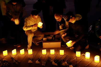 Pechino, veglia funebre per le vittime di Boston 2