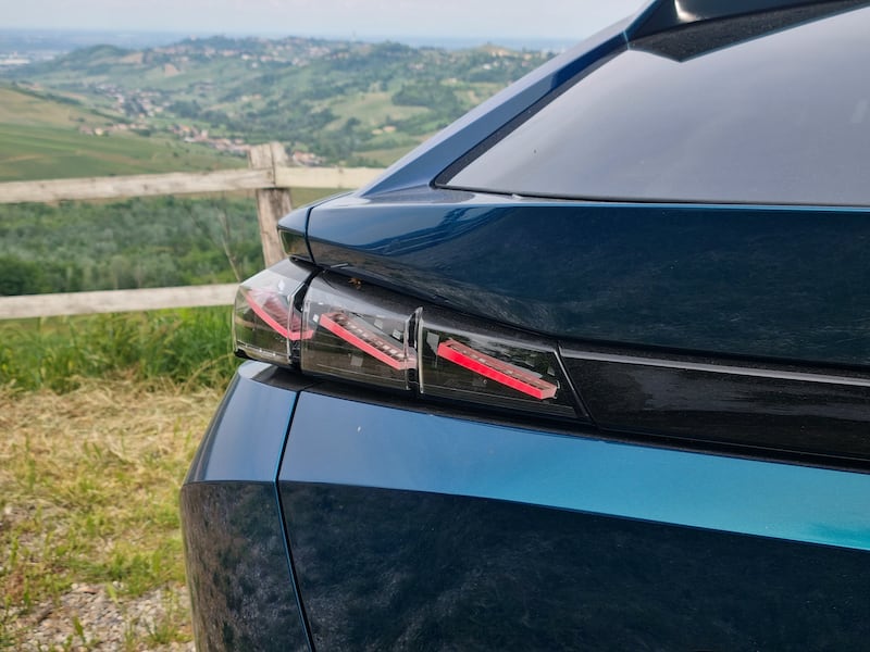 Peugeot 408, le foto del crossover “tuttofare” 16