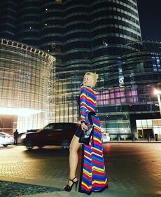 Wanda Nara hot, legge e mostra il lato b 28