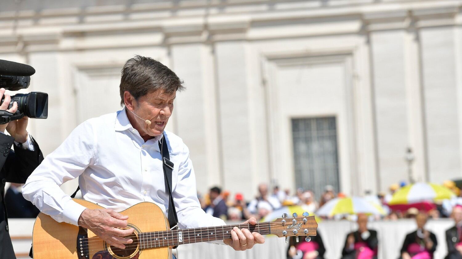 Gianni Morandi canta a sorpresa per Papa Bergoglio