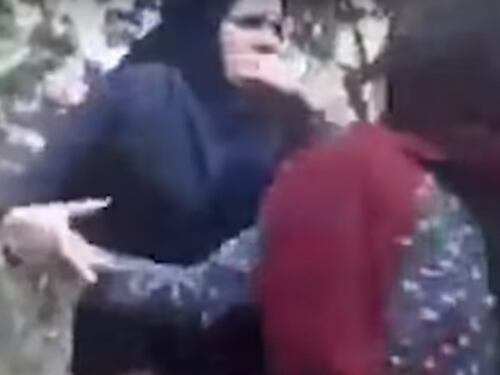 Iran, 20enne indossa velo male. La polizia la picchia per punirla