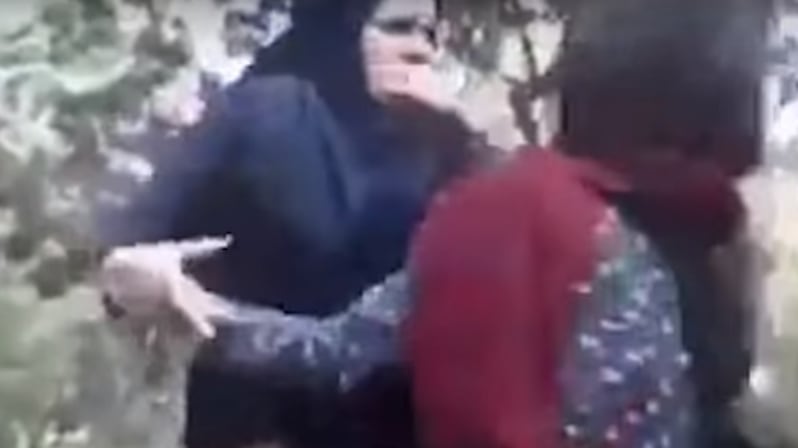 Iran, botte alle ragazze per "velo irregolare"