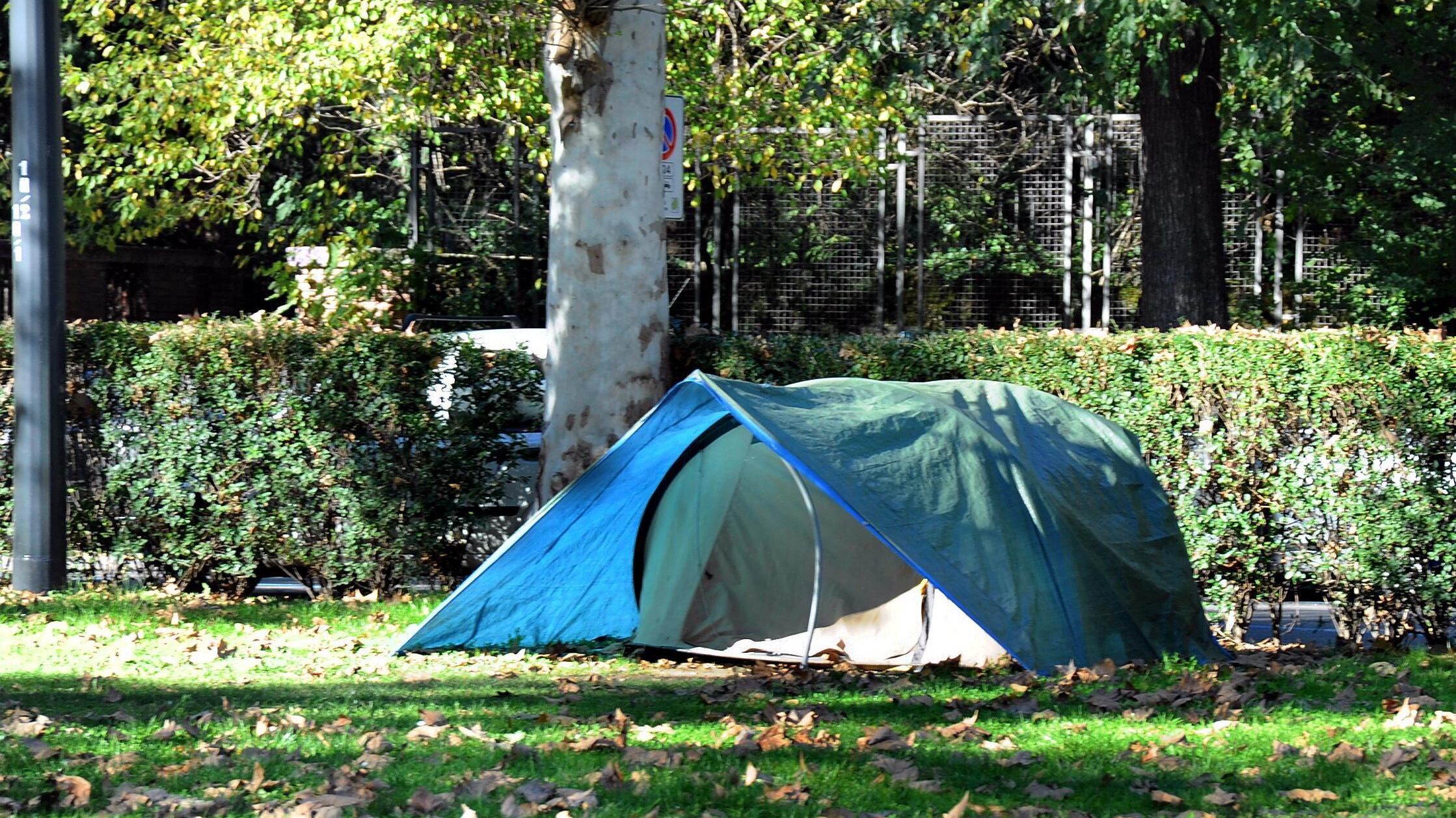 Vivere in tenda a cento metri da via della Spiga