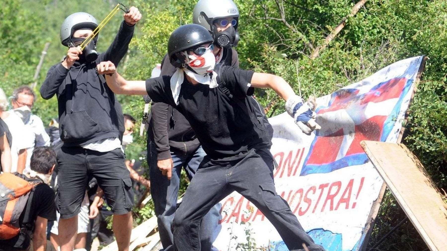 Assalto al cantiere e scontri. Tornano gli anarchici No Tav
