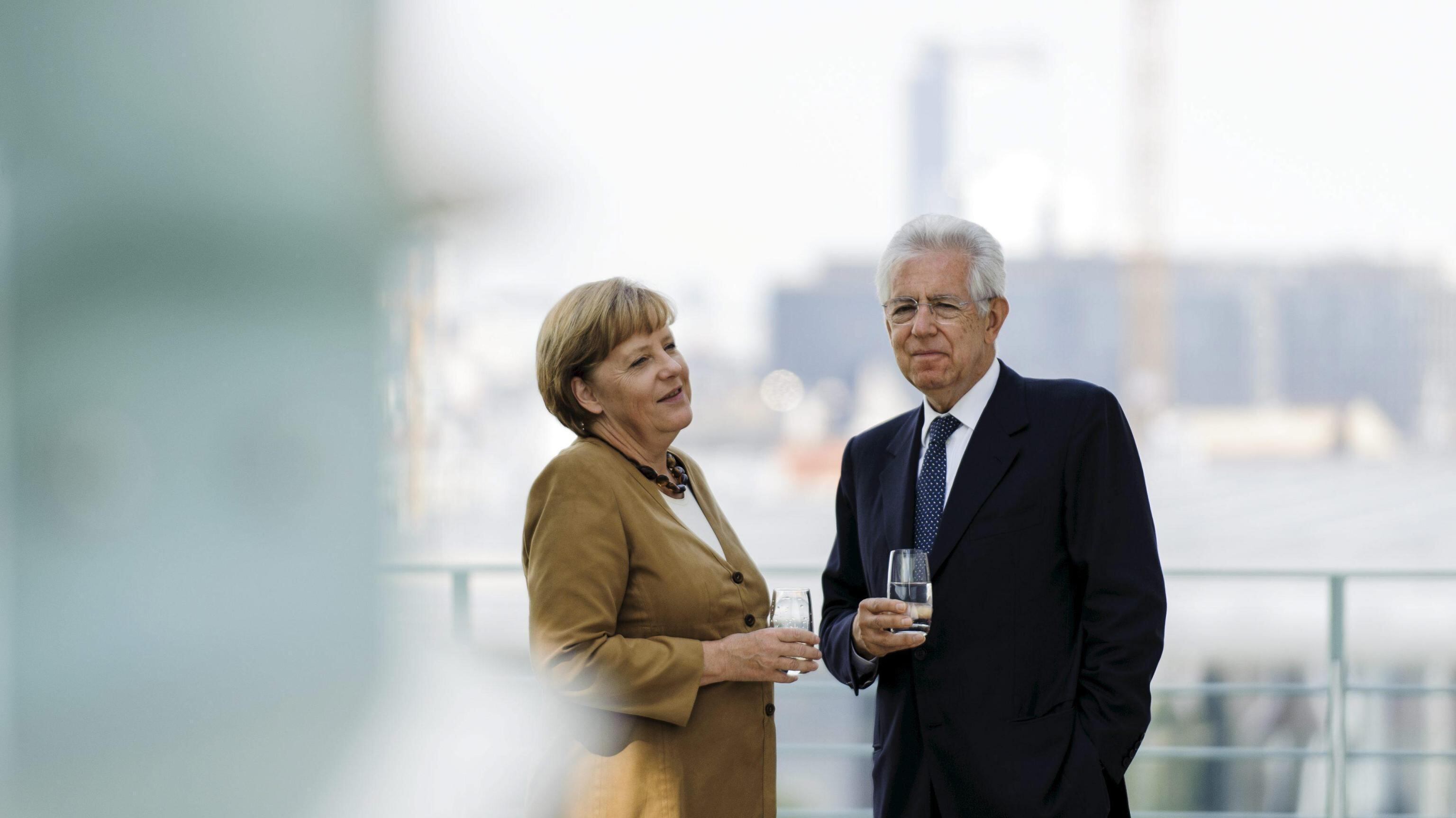 Monti finge di alzare la voce con l'Ue: "Contributo italiano ingiustificato"