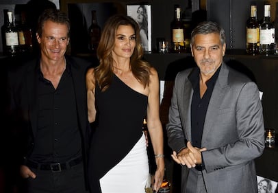 Cindy Crawford hot, in topless e jeans per Vogue 29