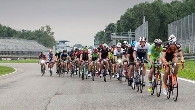 Monza, in pista girano le bici per una sfida lunga dodici ore