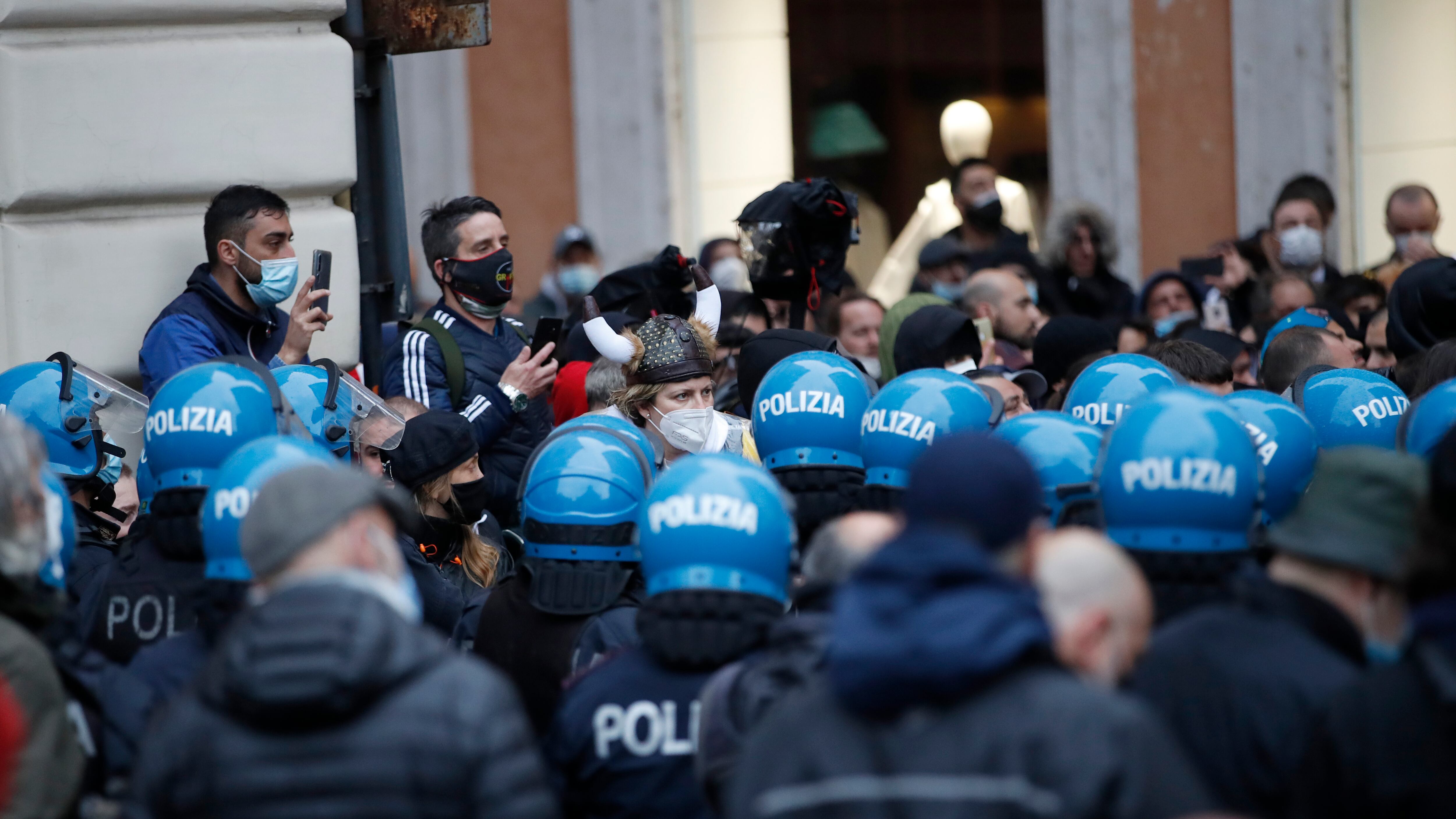 IoApro, la bugia sulla protesta. Ecco la verità sui "saluti romani"