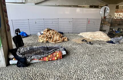 Senzatetto a Milano, nei pressi della stazione di Porta Garibaldi 2