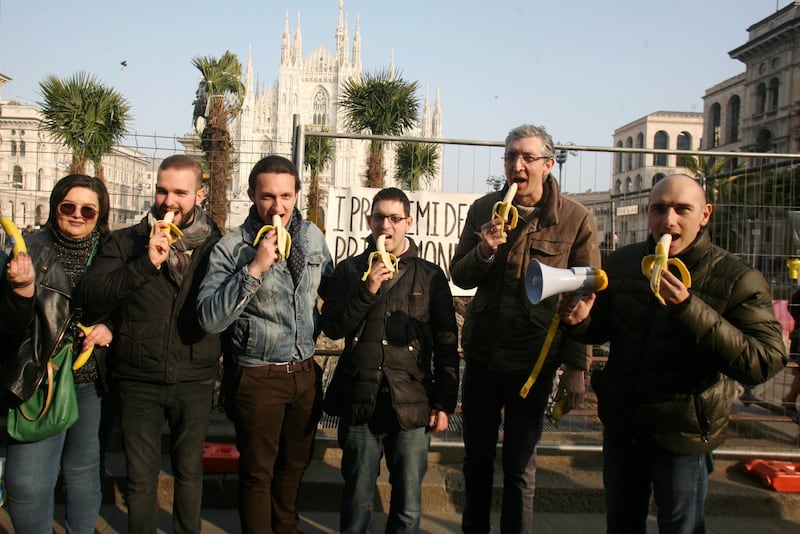 Piazza Duomo, la Lega distribuisce le banane 3