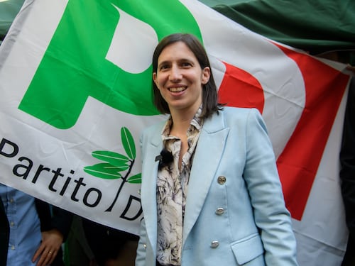 Schlein cade sul simbolo: sparisce il nome dal logo