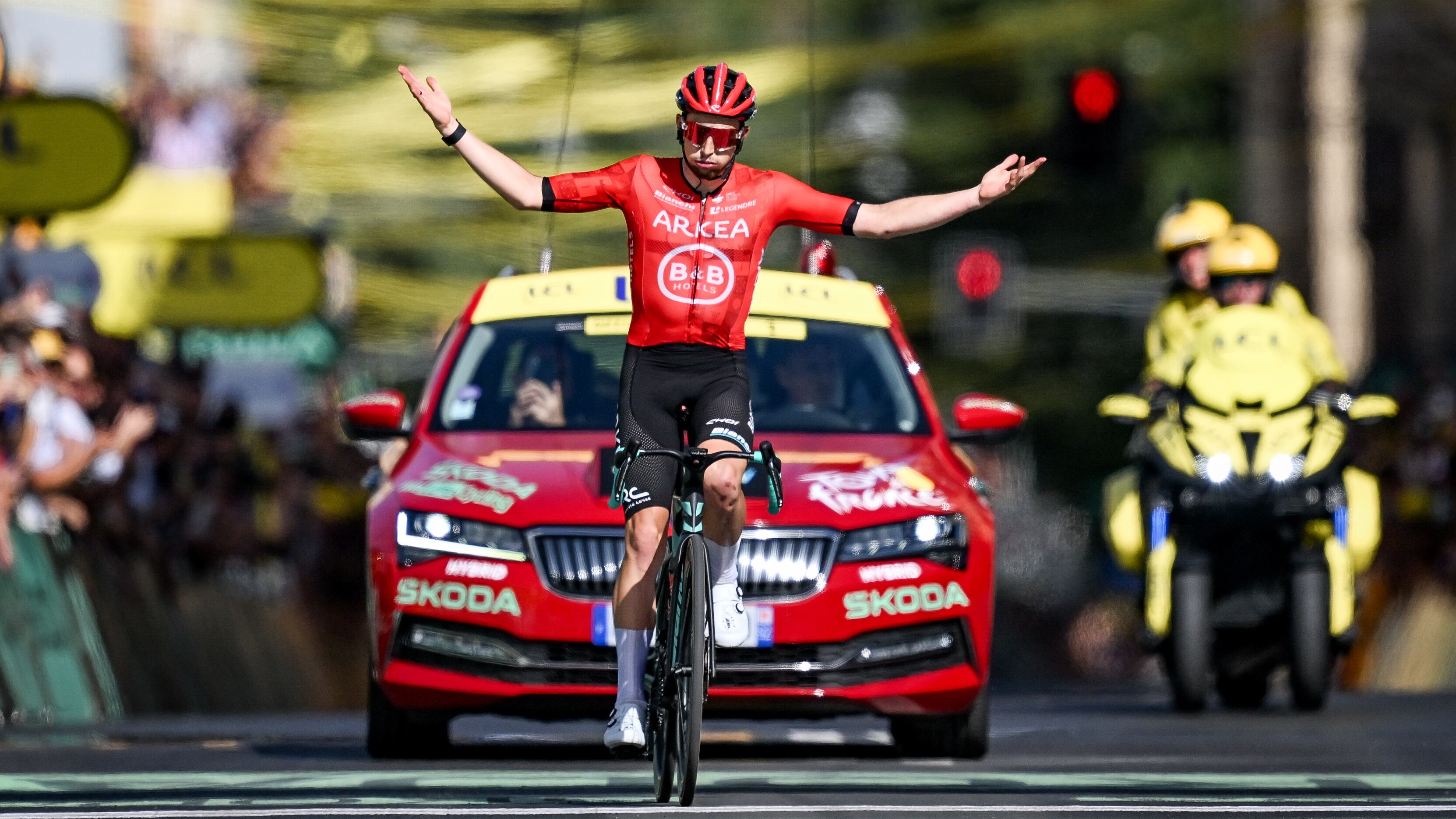 Tour de France, a Bologna Pogacar maglia gialla ma Vingegaard c’è. Vince Vauquelin