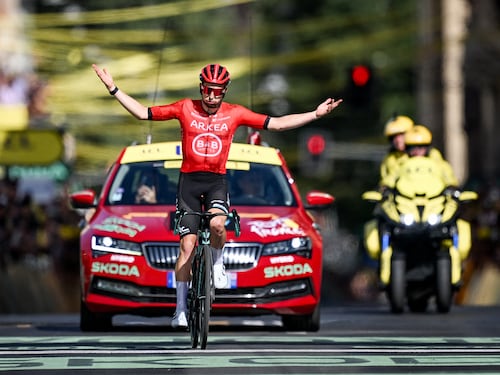 Tour de France, a Bologna Pogacar maglia gialla ma Vingegaard c’è. Vince Vauquelin