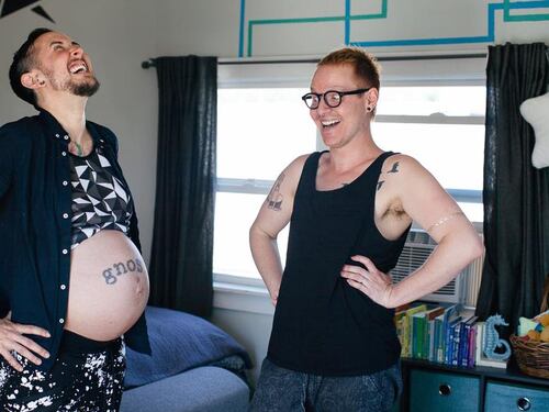 Usa, transgender partorisce un bambino: "La gente non è abituata"