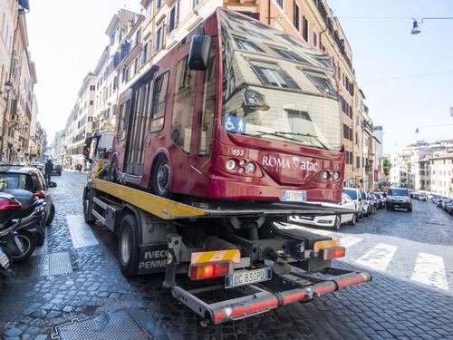 Roma, fumo su un minibus elettrico dell'Atac: era in strada da due settimane