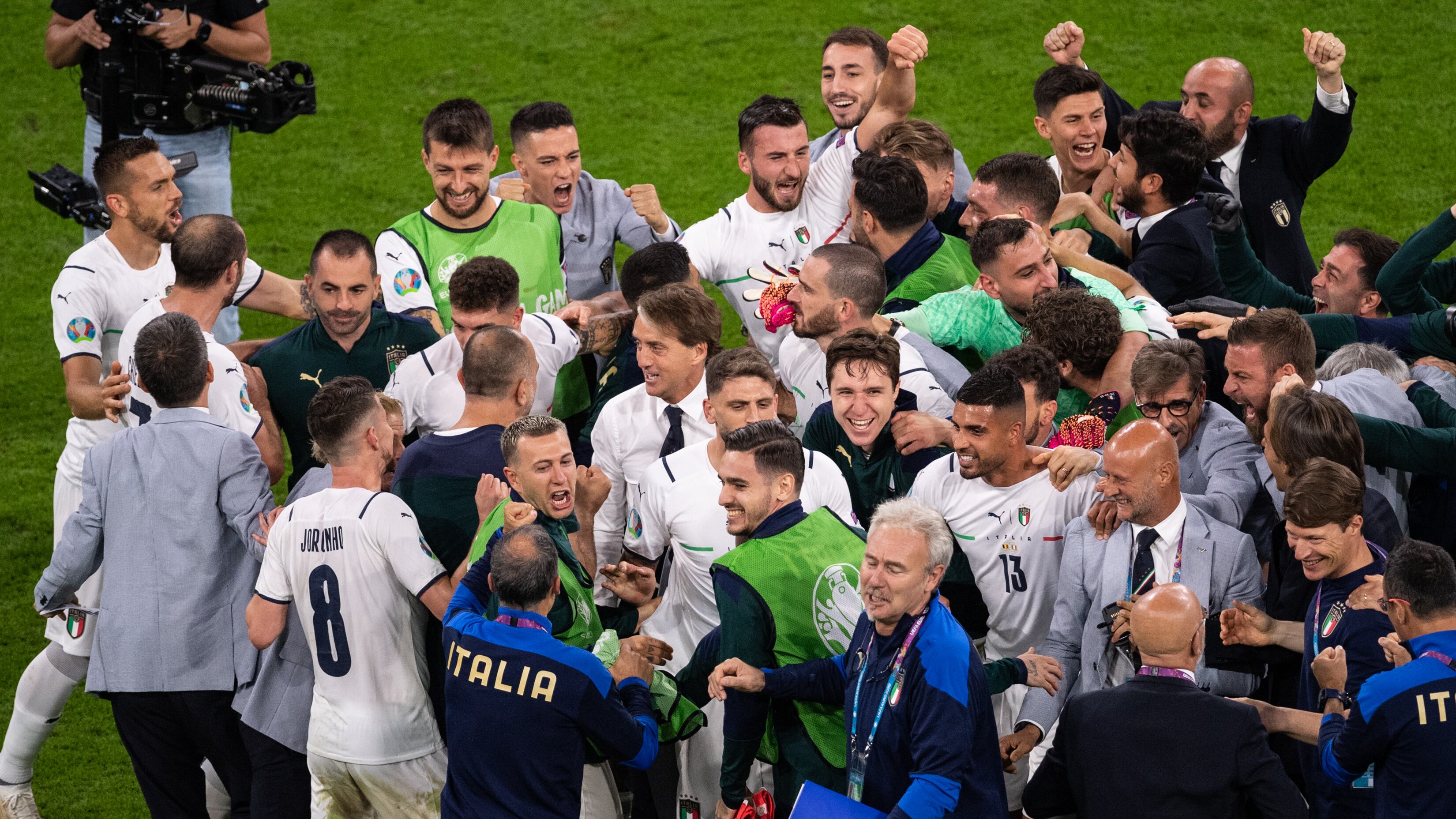 La metamorfosi azzurra. Se l'Italia fa la Spagna e manda tutti in vetrina