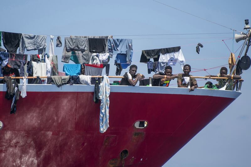 Il Viminale distribuisce infetti. Sposta migranti in tutta Italia