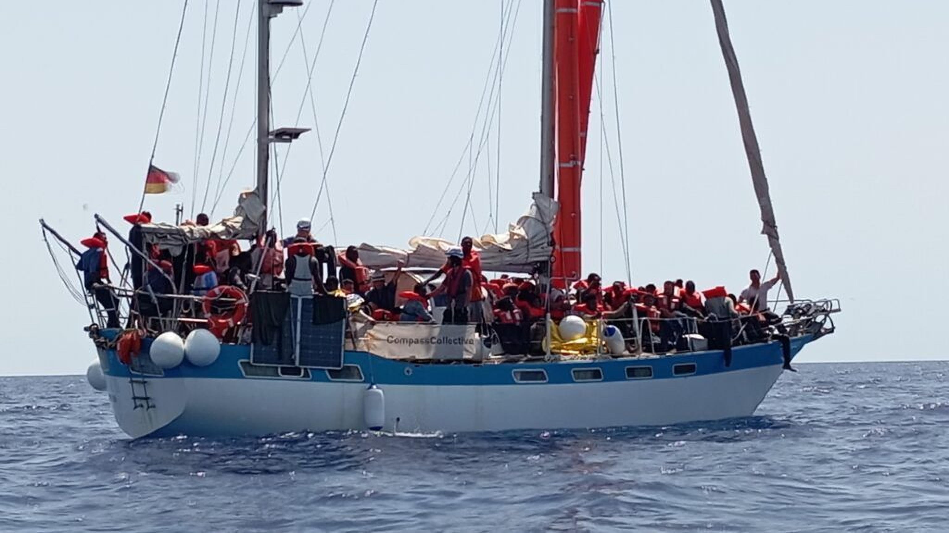 Migranti, fermo in porto per 45 giorni e 10mila euro di multa per il veliero Ong tedesco
