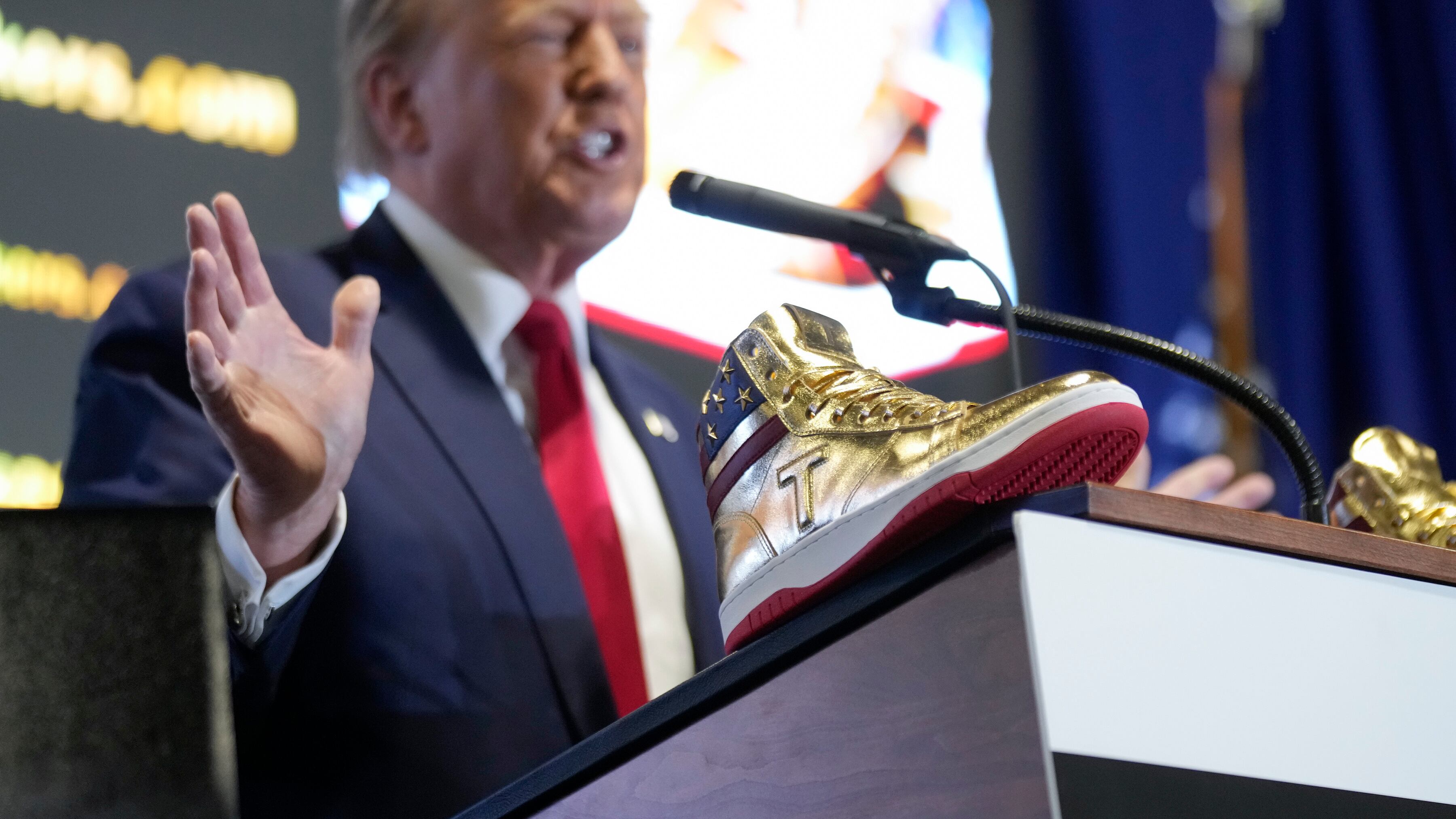 Trump lancia le sue sneaker (dopo i 350 milioni di multa)
