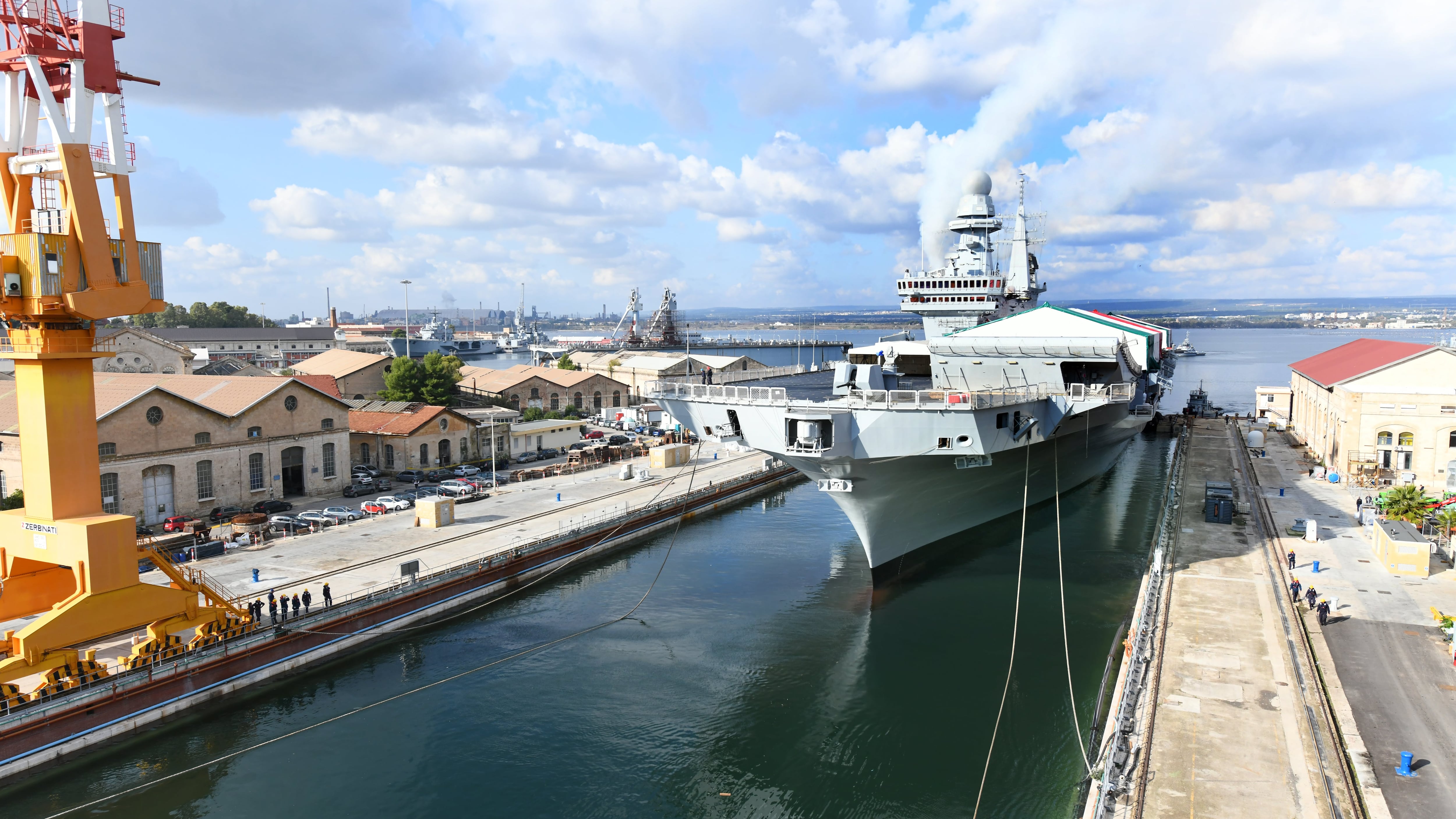 Taranto, torna operativa la portaerei Cavour