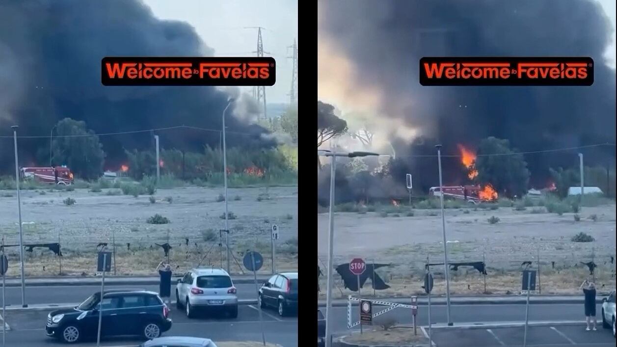 Roma, incendio al campo rom: fiamme e fumo altissimo