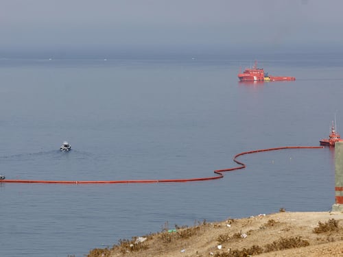 Ceuta, ora la Spagna piazza il “muro” pneumatico davanti alle coste per respingere i migranti. E la sinistra italiana muta