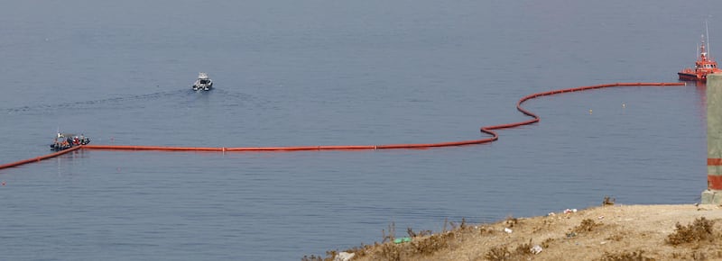 Ceuta, ora la Spagna piazza il “muro” pneumatico davanti alle coste per respingere i migranti. E la sinistra italiana muta