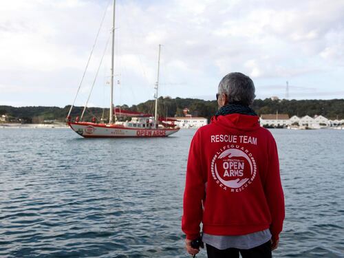 Migranti, ora le Ong usano la "strategia del veliero": così aggirano il decreto