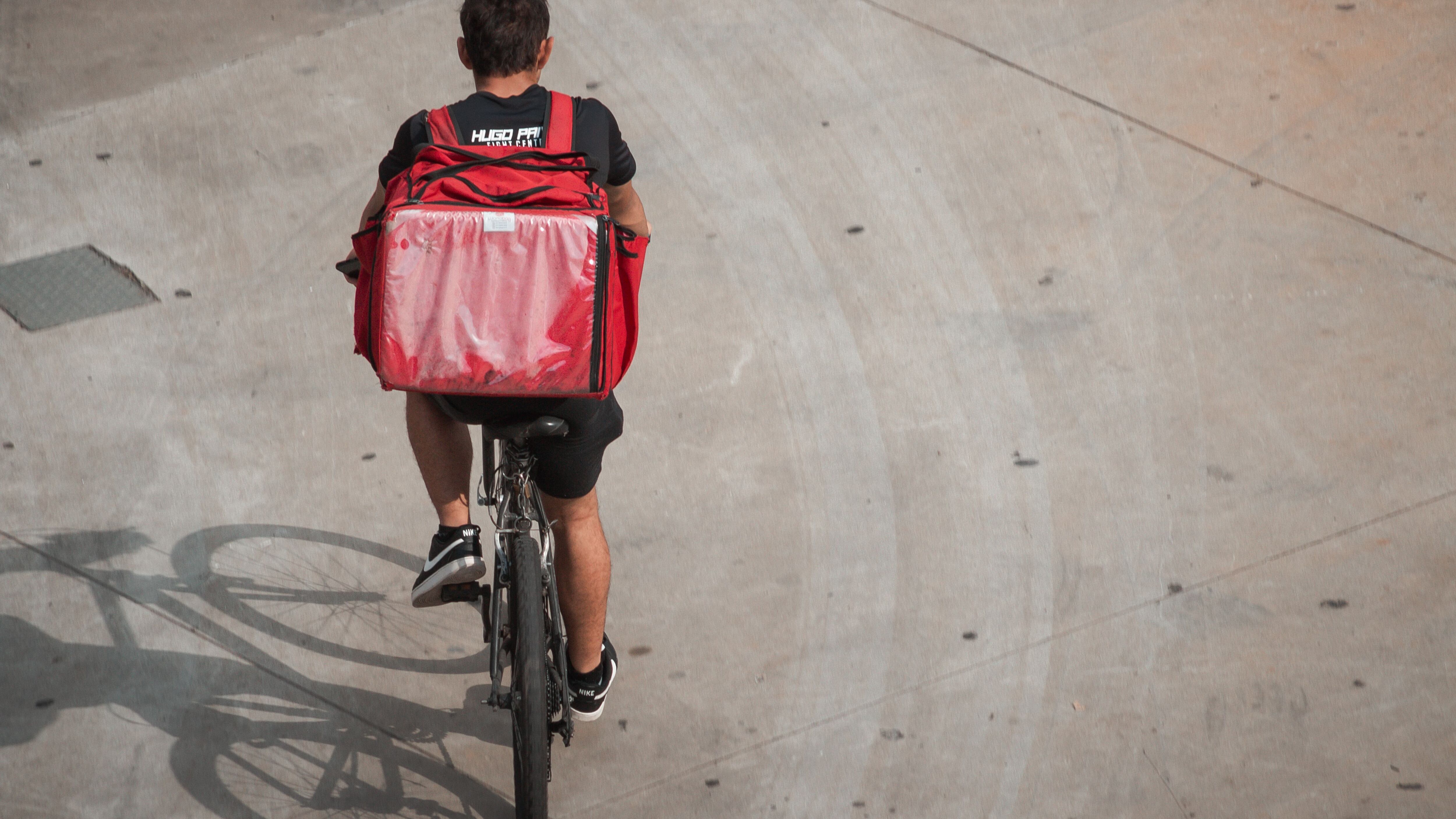 Il Comune frena i rider. Consegne limitate nelle ore più roventi