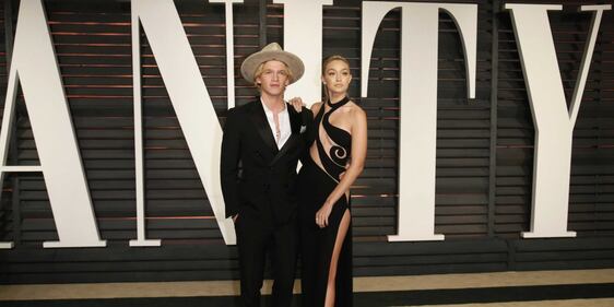 Gigi Hadid, la sexy modella sfreccia con Lewis Hamilton 12