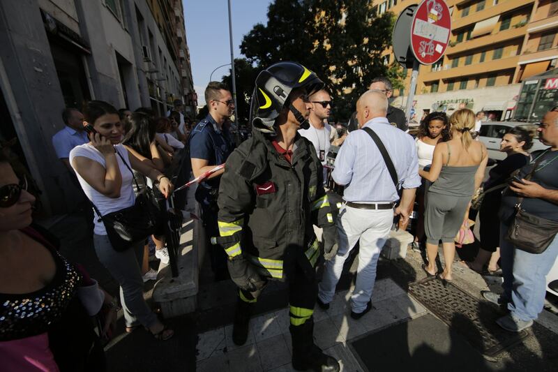 Roma, bimbo cade nel vano ascensore 7