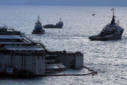 La Concordia torna a galleggiare 7