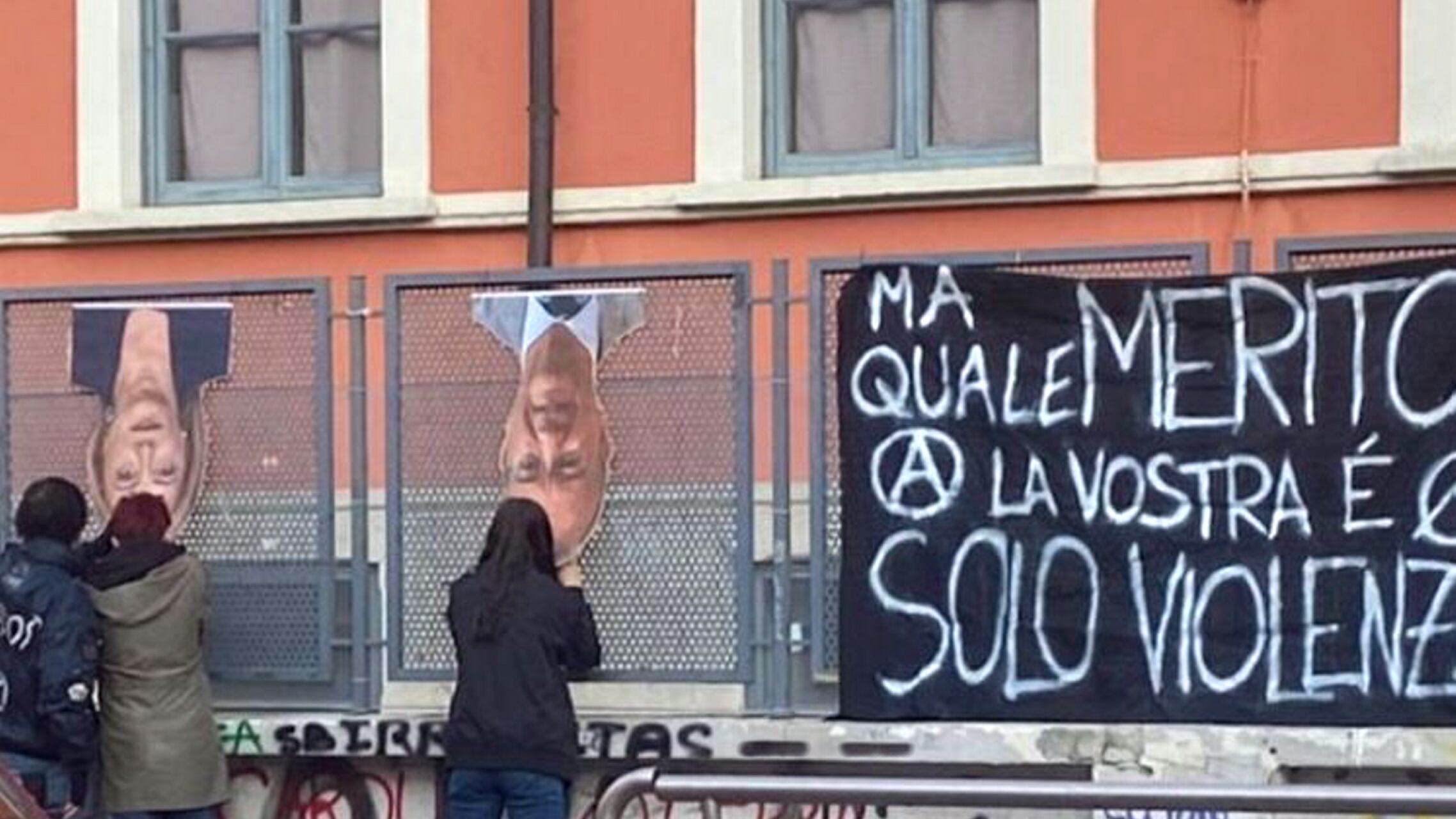 Meloni e Valditara a testa in giù: i media di sinistra insabbiano la violenza anarchica